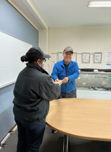 成人を迎えた社員のお祝いを行いました